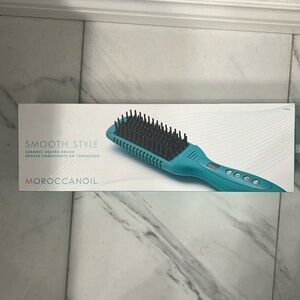 Smooth style ceramic heated brush Moroccanoil